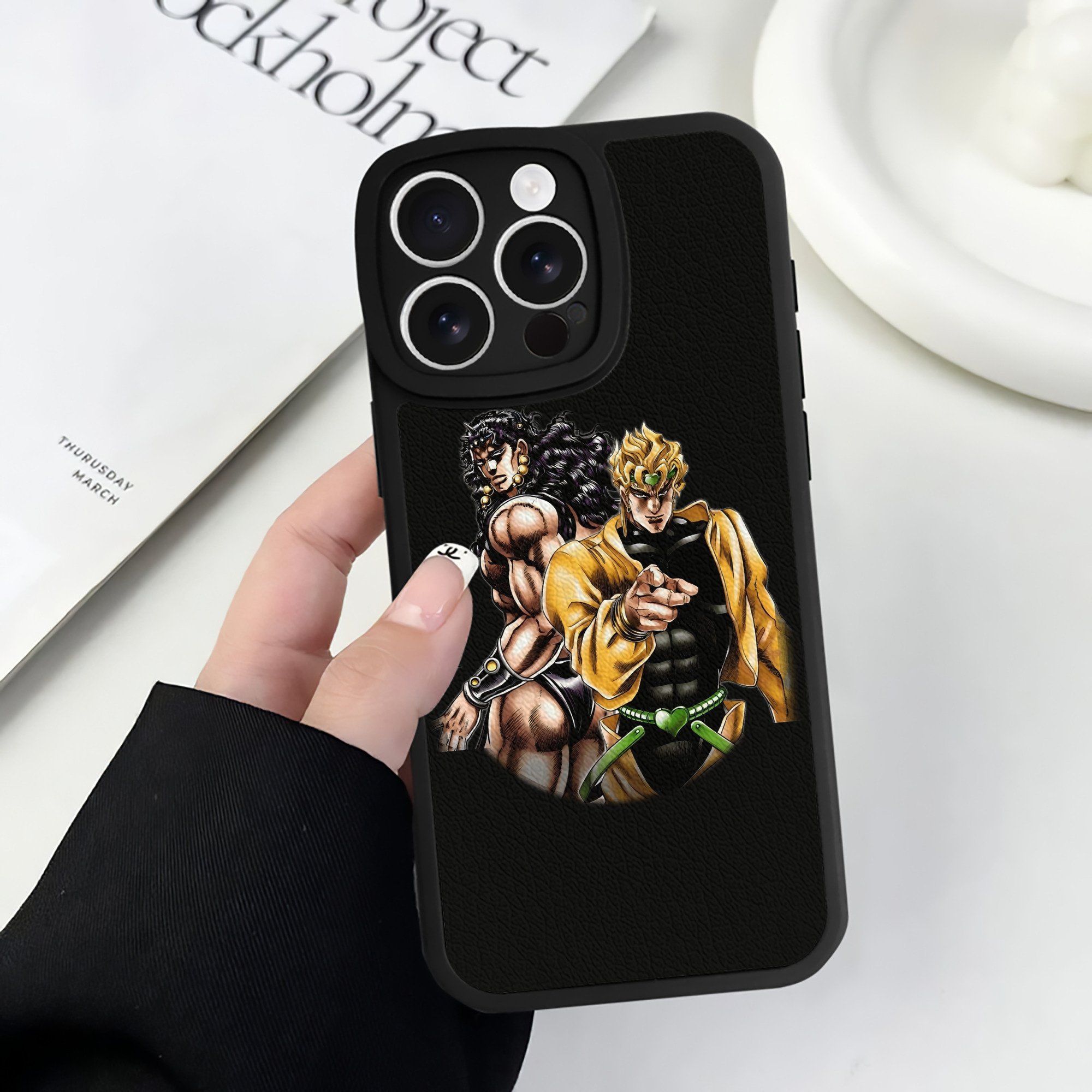 （画像用） ジョジョの奇妙な冒険 ディオ?ブランドー JoJo's Bizarre Adventure Dio Brando 【iPhone 16シリーズ対応】シリコンスマホケース（レザー調） 材質：シリコン